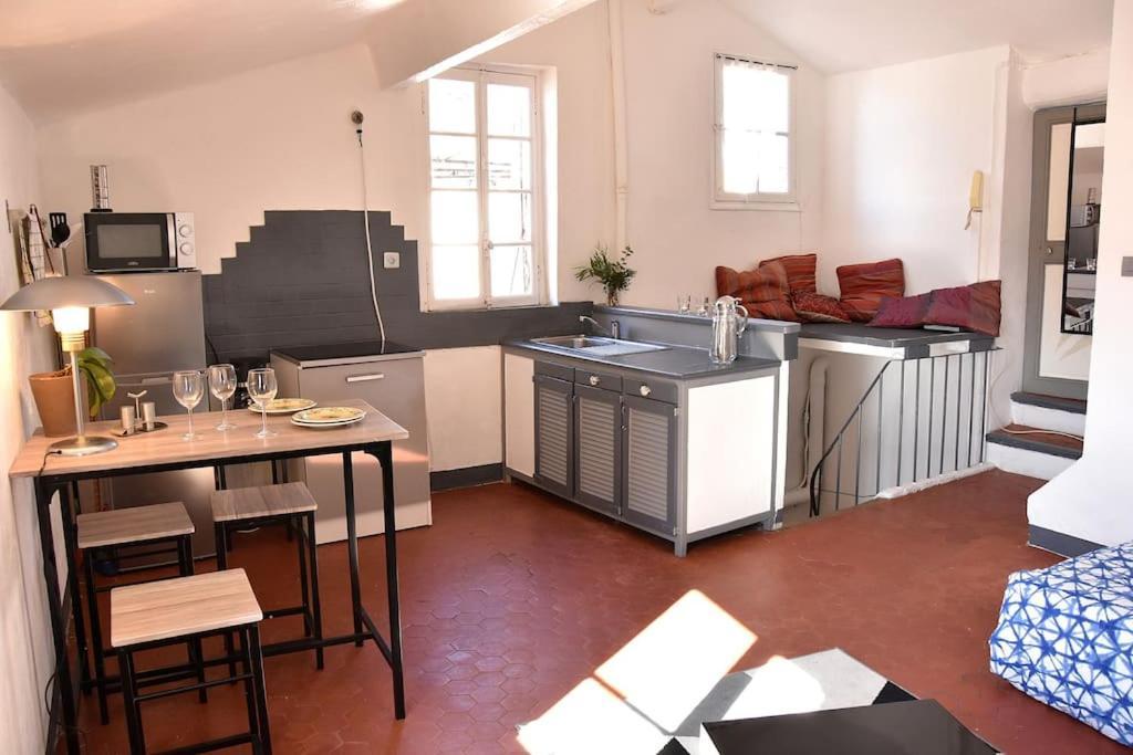 Lovely Flat In The Heart Of The Medieval City Hyères Eksteriør billede